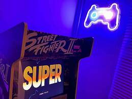Essex 2-bed House nr Stanstead With Arcade Machine