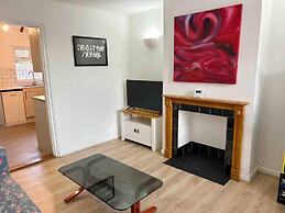 Essex 2-bed House nr Stanstead With Arcade Machine