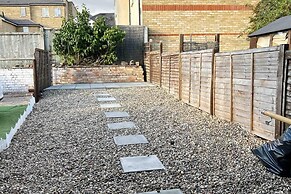 Essex 2-bed House nr Stanstead With Arcade Machine