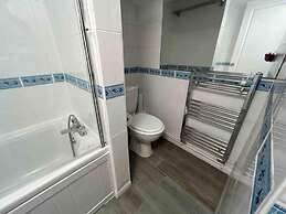 Essex 2-bed House nr Stanstead With Arcade Machine