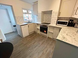 Essex 2-bed House nr Stanstead With Arcade Machine