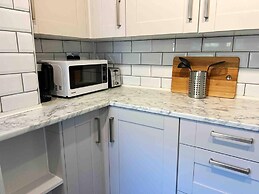 Essex 2-bed House nr Stanstead With Arcade Machine