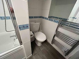 Essex 2-bed House nr Stanstead With Arcade Machine