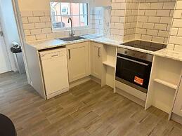 Essex 2-bed House nr Stanstead With Arcade Machine