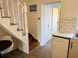 Essex 2-bed House nr Stanstead With Arcade Machine