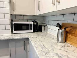 Essex 2-bed House nr Stanstead With Arcade Machine