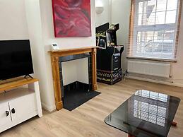 Essex 2-bed House nr Stanstead With Arcade Machine