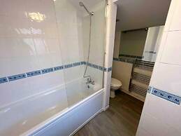 Essex 2-bed House nr Stanstead With Arcade Machine