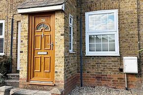 Essex 2-bed House nr Stanstead With Arcade Machine