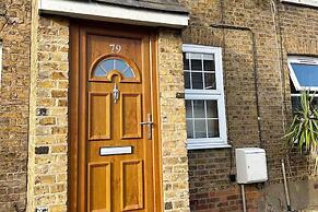 Essex 2-bed House nr Stanstead With Arcade Machine