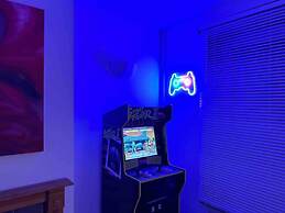 Essex 2-bed House nr Stanstead With Arcade Machine