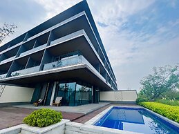 Blue City Fenghe Resort Hotel