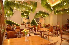 Aura One Hotel
