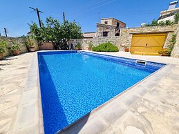 Skarinou Village Poolside Escape Studio