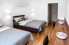 Apartments and Rooms Bama