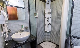 Fabhotel Poco Loco