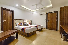 Fabhotel The Palm