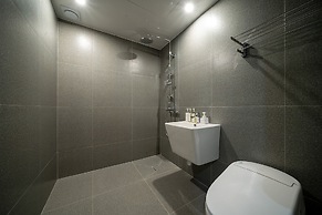Hound Hotel Gimhae Samgye