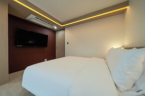 Hound Hotel Gimhae Samgye