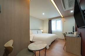 Hound Hotel Gimhae Samgye