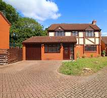 Bright and Spacious Holiday Home in Bradley Stoke