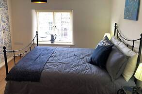 2 Bed Cottage - Sleeps 5 - Pets - Garden - Parking