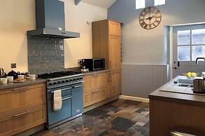 2 Bed Cottage - Sleeps 5 - Pets - Garden - Parking