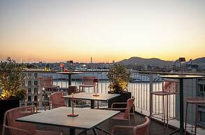 Mitsis N'U Piraeus Port
