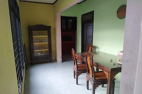 Hotel O Yellow White Guesthouse Palu