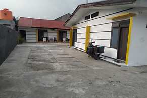 Hotel O Yellow White Guesthouse Palu