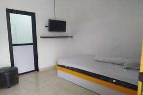 Hotel O Yellow White Guesthouse Palu