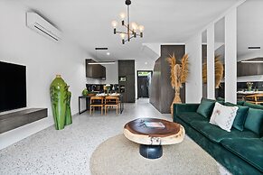 Sunny Nelayan Villa by Betterplace