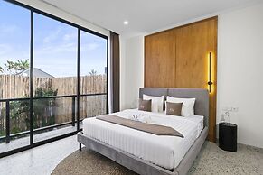 Sunny Nelayan Villa by Betterplace