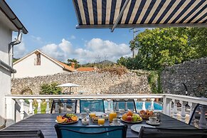Holiday Home Meja Private Pool