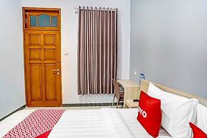 OYO Titik Koma Guest House