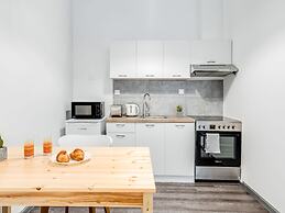 Sanders Home Suites - Cozy Street-view Studio