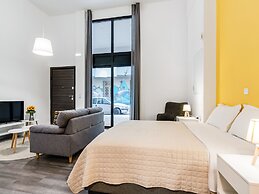 Sanders Home Suites - Cozy Street-view Studio