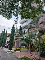 Nora's Laureles