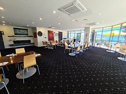 Te Kaha Beach Hotel