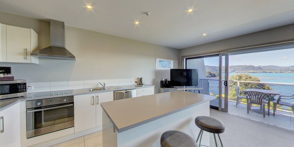 Te Kaha Beach Hotel