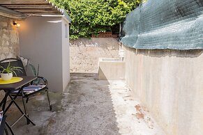 Old house with terrace - for guests on a budget