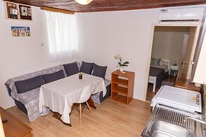 Old house with terrace - for guests on a budget