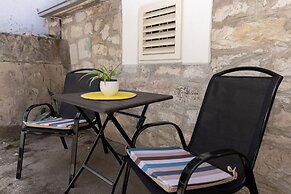 Old house with terrace - for guests on a budget