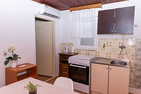 Old house with terrace - for guests on a budget