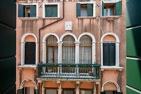 Venice Grand Canal Style Apt 3 - Locz