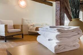 Accademia Charm 5 by Wonderful Italy