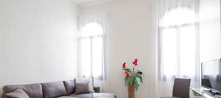 Accademia Charm 2 2 by Wonderful Italy