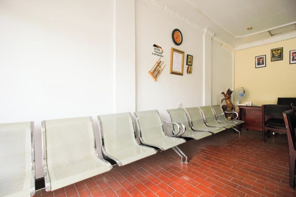 OYO Life 2553 Kost Daya