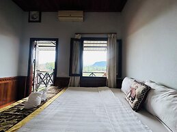 Kingkham Riverside Hotel