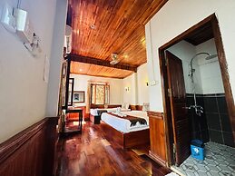 Kingkham Riverside Hotel